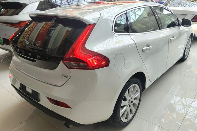 Used Volvo V40 2016 T4 Smart Luxury Edition Rear Right 45 Deg