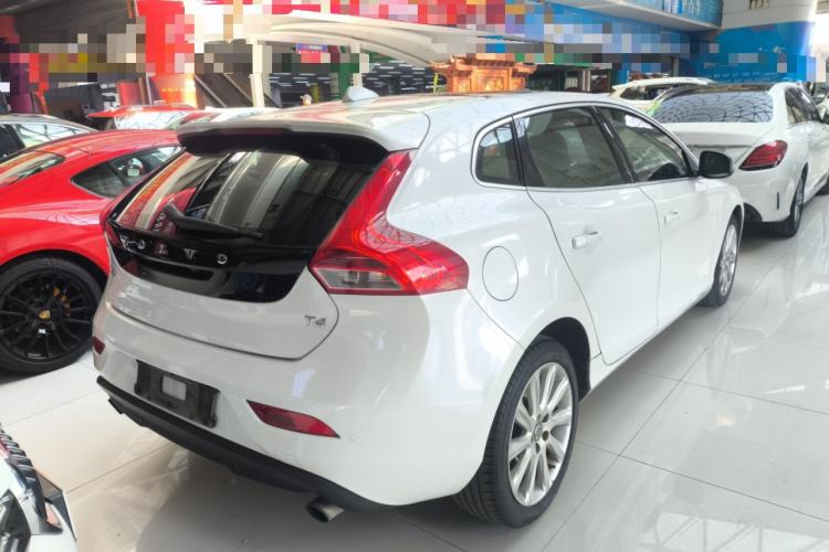 Used Volvo V40 2016 T4 Smart Luxury Edition Rear Right 45 Deg