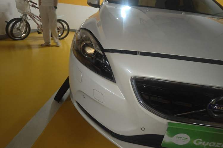 Used Volvo V40 2016 T4 Smart Luxury Edition Right Front Headlight