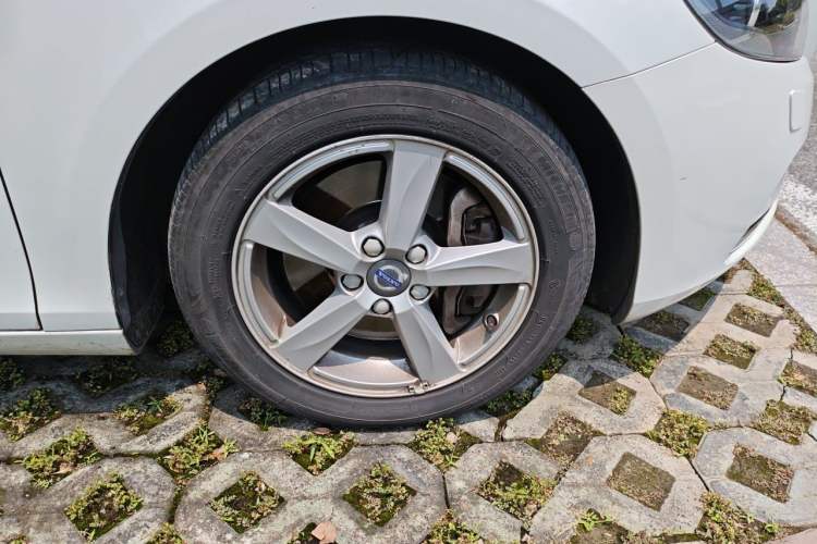 Used Volvo V40 2016 T3 Zhiyi Edition Right Front Wheel Hub