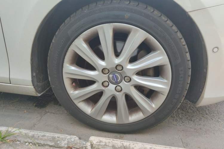 Used Volvo V40 2016 T4 Smart Luxury Edition Right Front Wheel Hub