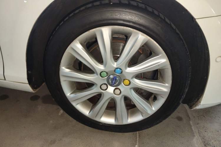 Used Volvo V40 2016 T4 Smart Luxury Edition Right Front Wheel Hub
