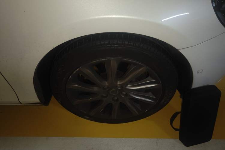 Used Volvo V40 2016 T4 Smart Luxury Edition Right Front Wheel Hub