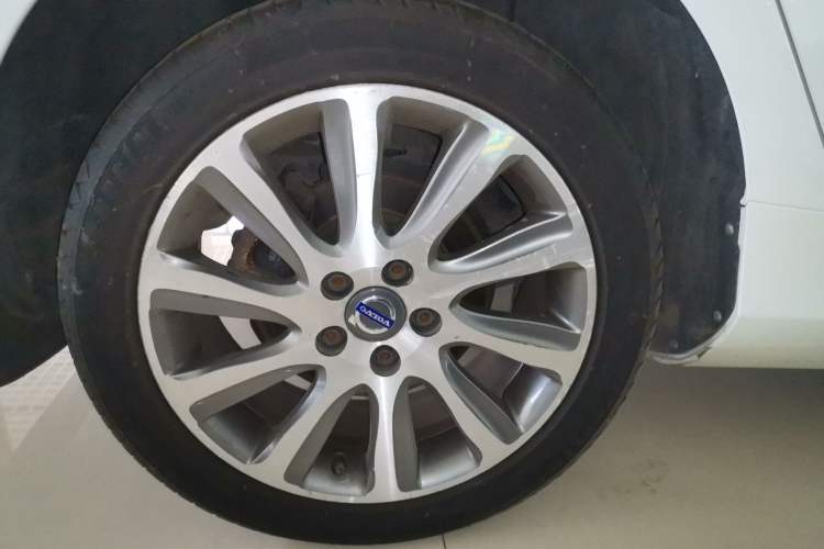 Used Volvo V40 2016 T4 Smart Luxury Edition Right Rear Wheel Hub