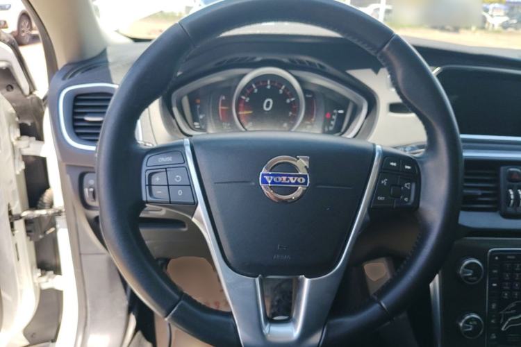 Used Volvo V40 2016 T4 Smart Luxury Edition Steering Wheel