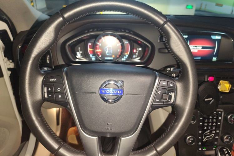 Used Volvo V40 2016 T4 Smart Luxury Edition Steering Wheel