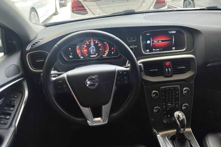 Used Volvo V40 2016 T4 Smart Luxury Edition Steering Wheel