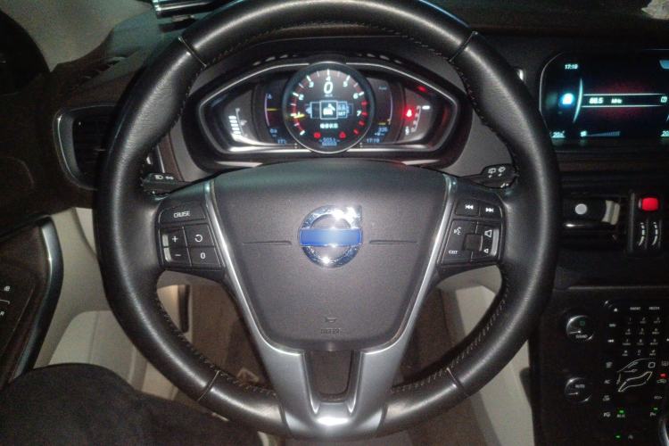 Used Volvo V40 2016 T4 Smart Luxury Edition Steering Wheel