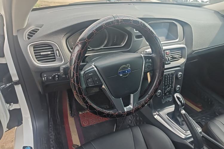 Used Volvo V40 2016 T4 Smart Luxury Edition Steering Wheel