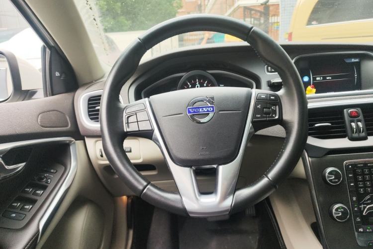 Used Volvo V40 2016 T4 Smart Luxury Edition Steering Wheel