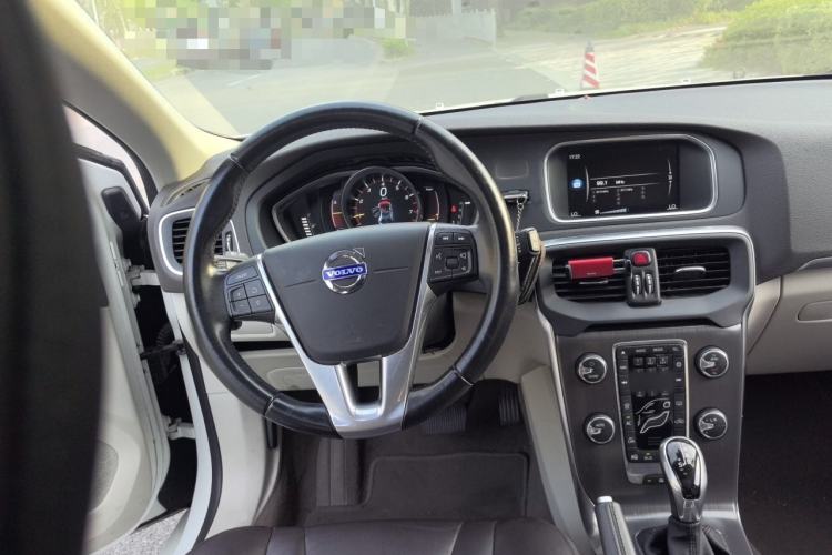 Used Volvo V40 2016 T4 Smart Luxury Edition Steering Wheel