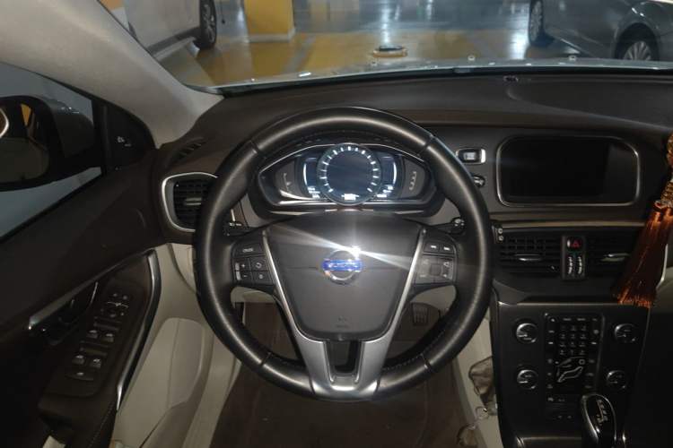 Used Volvo V40 2016 T4 Smart Luxury Edition Steering Wheel
