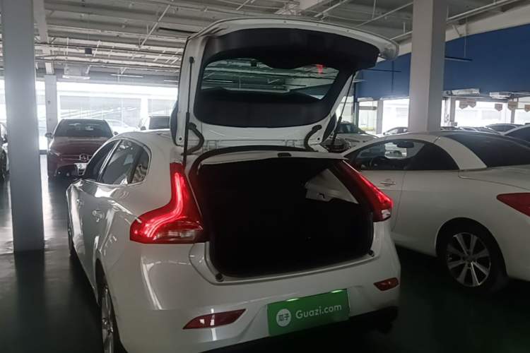 Used Volvo V40 2016 T4 Smart Luxury Edition Trunk