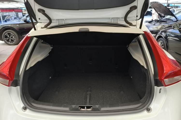 Used Volvo V40 2016 T3 Zhiyi Edition Trunk