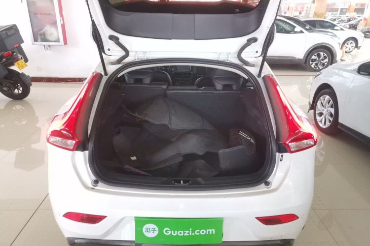 Used Volvo V40 2016 T4 Smart Luxury Edition Trunk