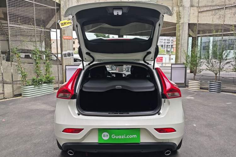Used Volvo V40 2016 T3 Zhiyi Edition Trunk