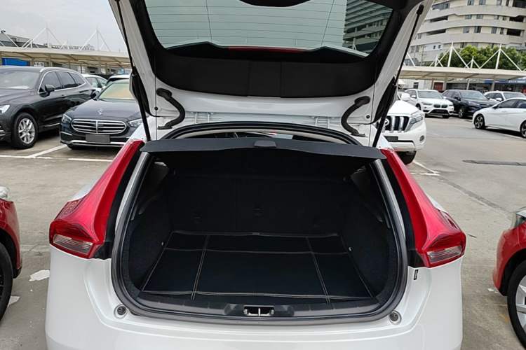 Used Volvo V40 2016 T3 Zhiyi Edition Trunk