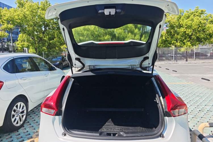 Used Volvo V40 2016 T3 Zhiyi Edition Trunk