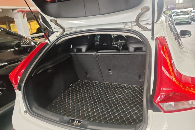 Used Volvo V40 2016 T4 Smart Luxury Edition Trunk