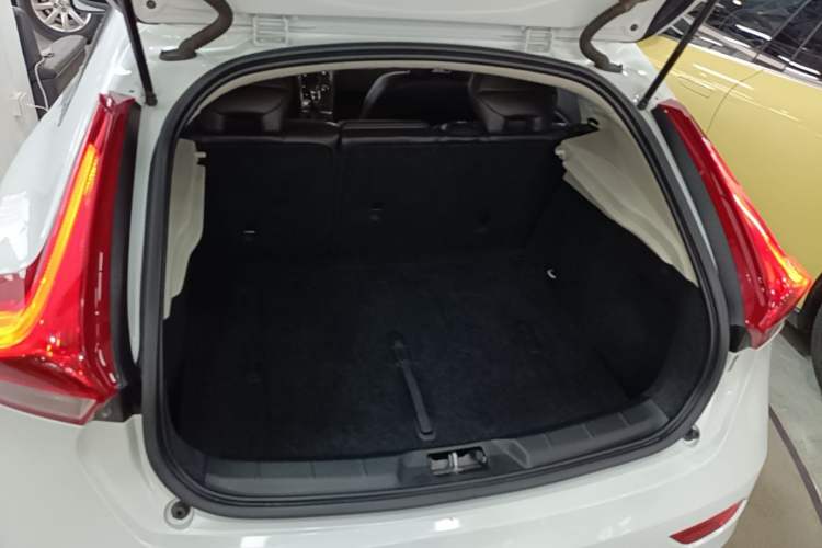 Used Volvo V40 2016 T3 Zhiyi Edition Trunk