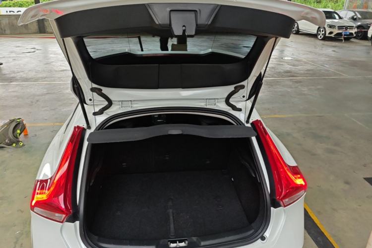 Used Volvo V40 2016 T3 Zhiyi Edition Trunk