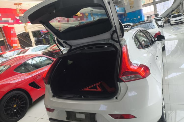Used Volvo V40 2016 T4 Smart Luxury Edition Trunk