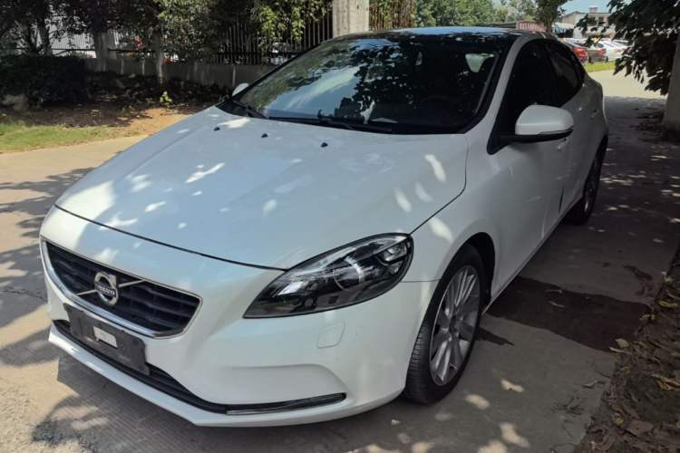 Volvo V40 2016 T3 Zhiyi Edition usata Guazi used car, China used car export, Used car for sale, Used cars, Cheapest cars for sale