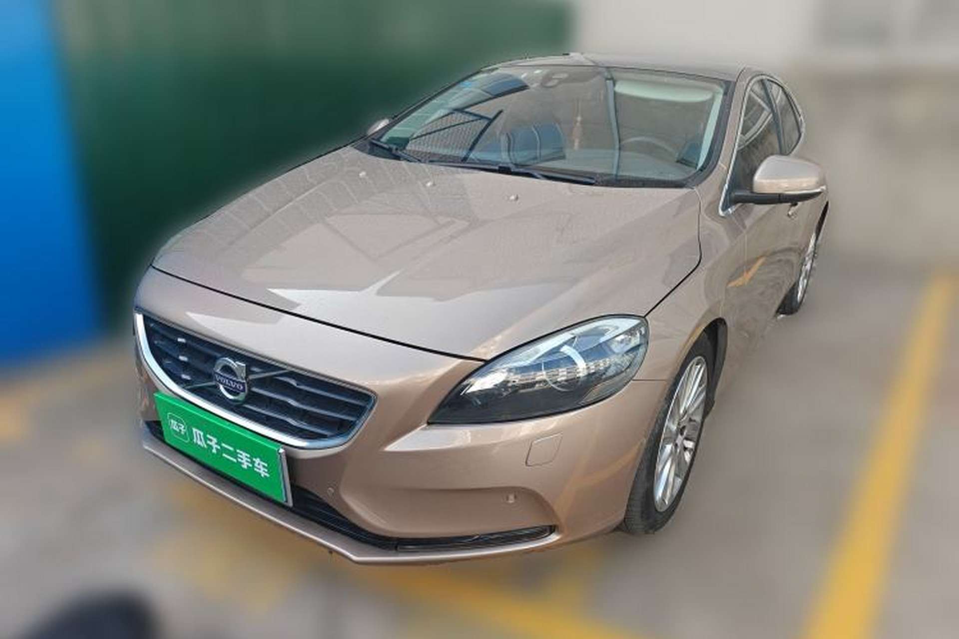 Used Volvo V40 2016 T4 Smart Luxury Edition Front Left 45 Deg