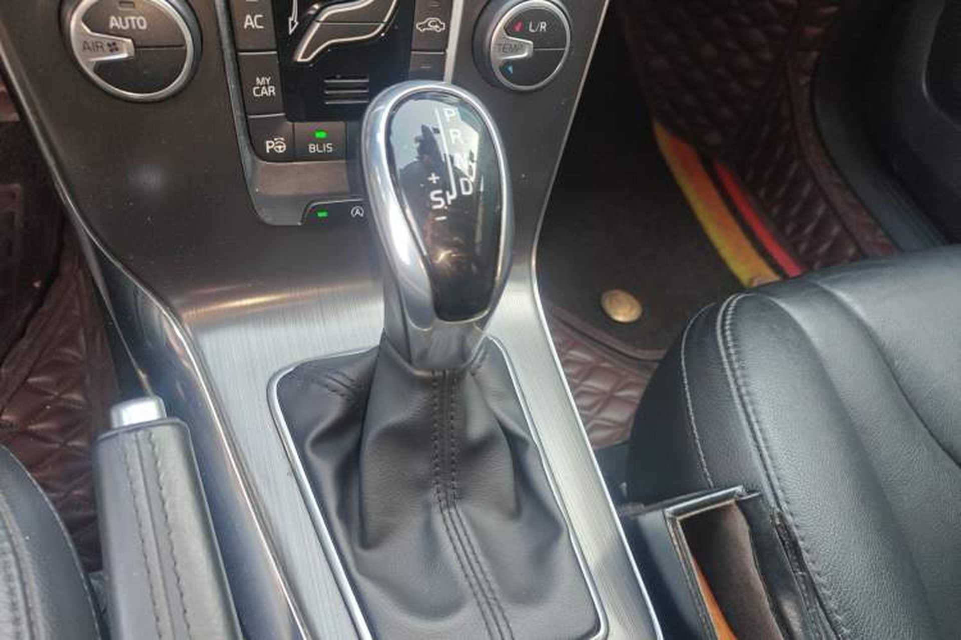 Used Volvo V40 2016 T4 Smart Luxury Edition Gear Lever