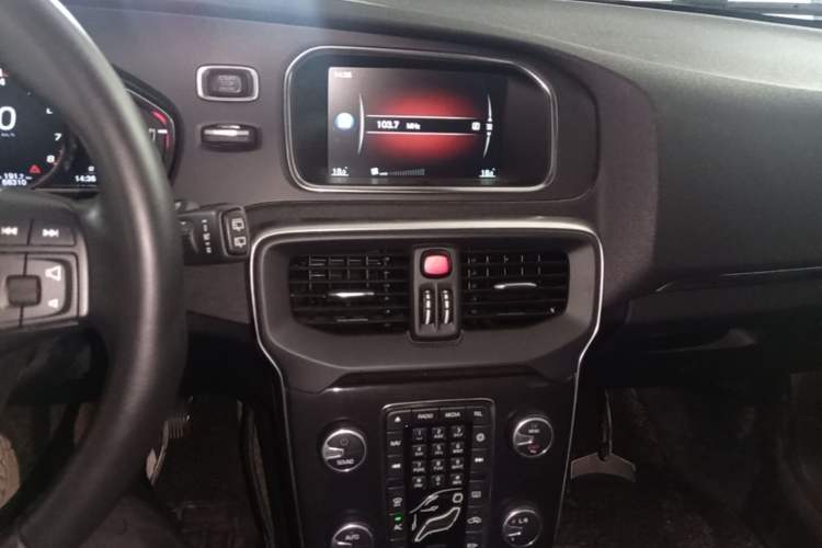 Used Volvo V40 2017 T3 Zhiyi Edition Audio And AC Panel