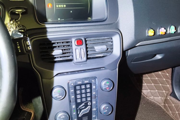 Used Volvo V40 2017 T3 Smart Edition Audio And AC Panel