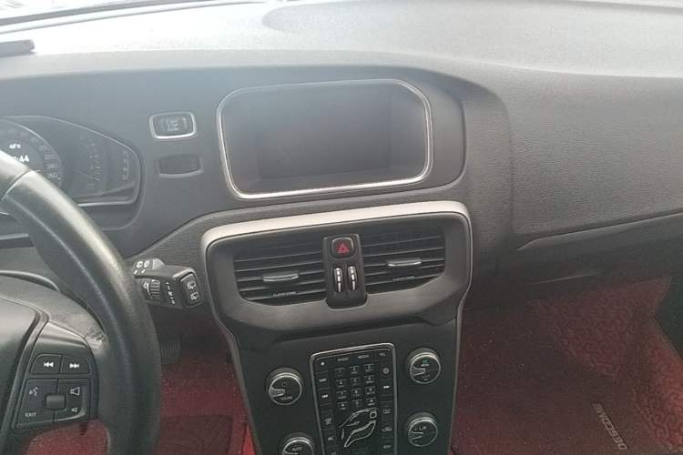 Used Volvo V40 2017 T3 Smart Edition Audio And AC Panel