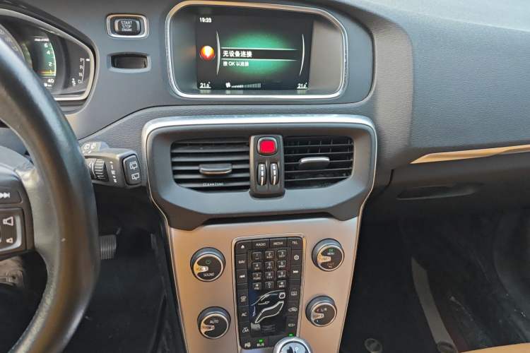Used Volvo V40 2017 T4 Smart Luxury Edition Audio And AC Panel