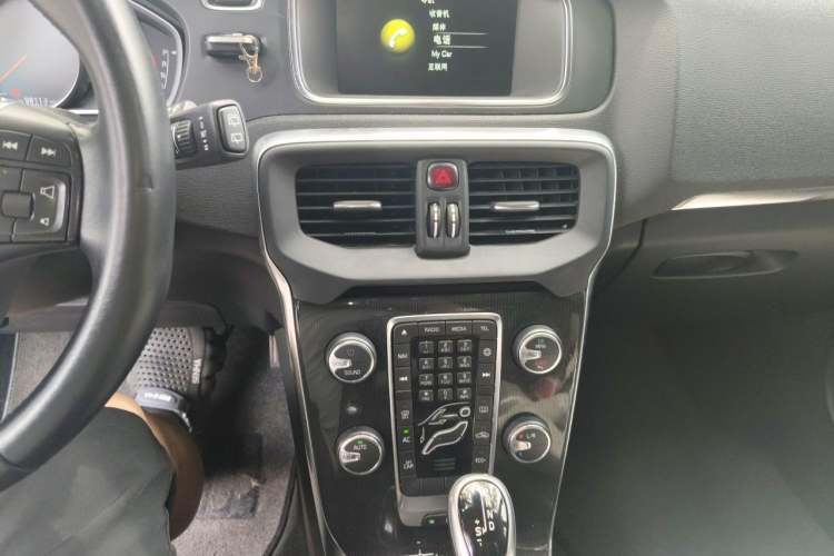 Used Volvo V40 2017 T3 Zhiyi Edition Audio And AC Panel