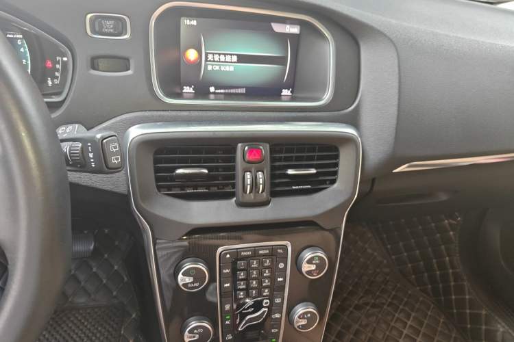 Used Volvo V40 2017 T3 Zhiyi Edition Audio And AC Panel