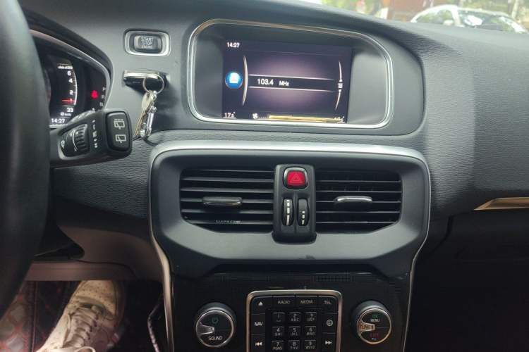 Used Volvo V40 2017 T3 Zhiyi Edition Audio And AC Panel