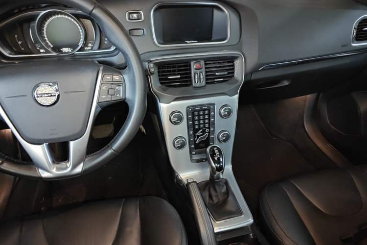 Used Volvo V40 2017 T3 Zhiyi Edition Audio And AC Panel
