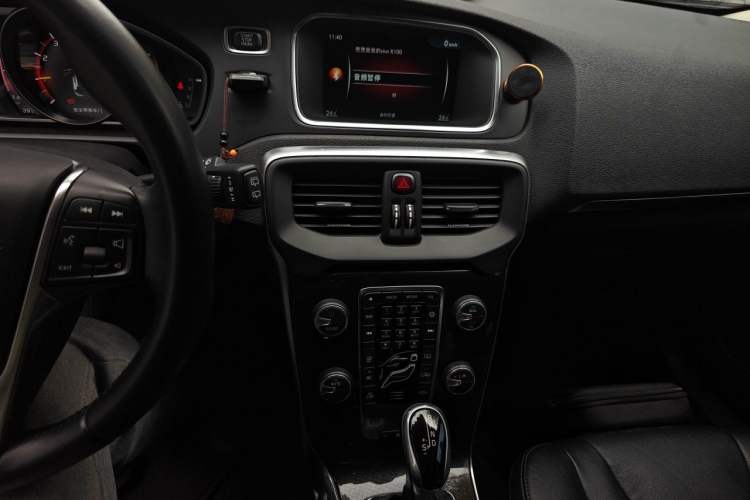Used Volvo V40 2017 T3 Zhiyi Edition Audio And AC Panel