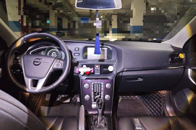 Used Volvo V40 2017 T3 Zhiyi Edition Center Console