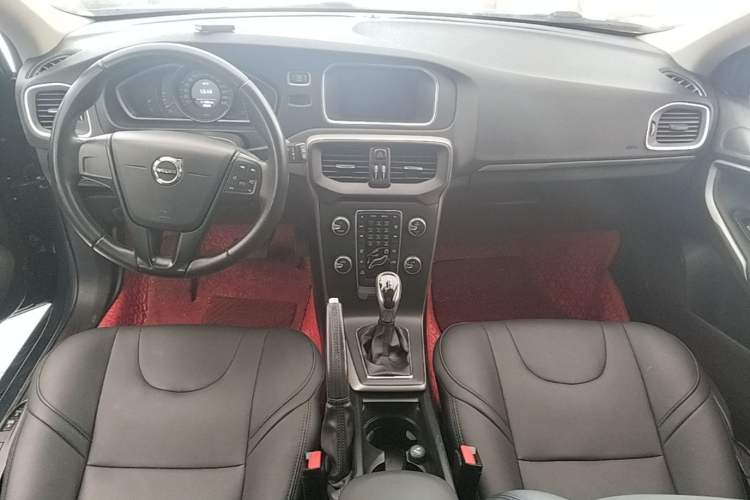 Used Volvo V40 2017 T3 Smart Edition Center Console