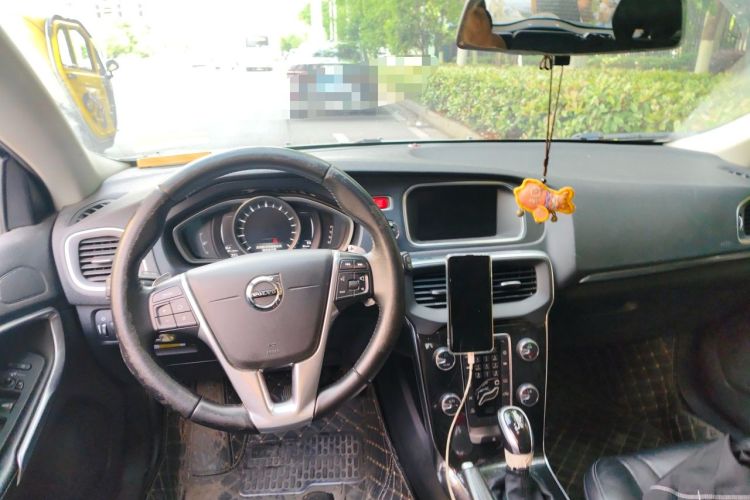 Used Volvo V40 2017 T3 Zhiyi Edition Center Console