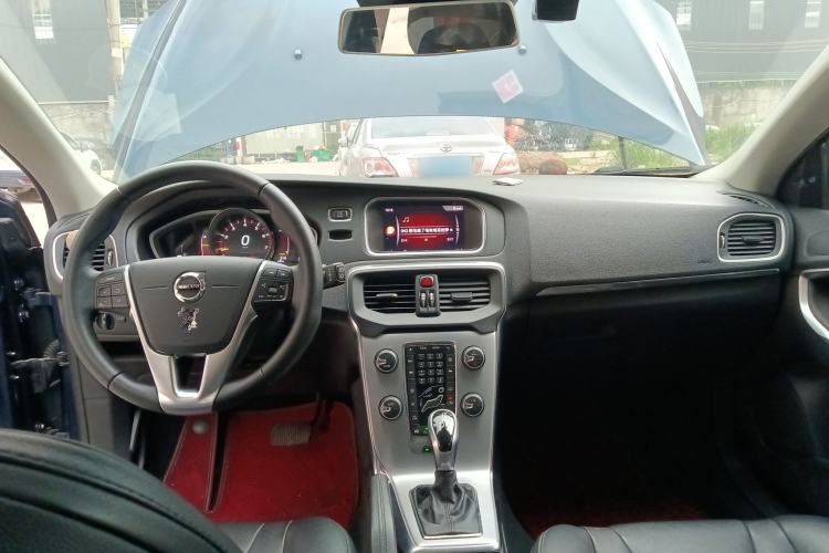Used Volvo V40 2017 T3 Zhiya Edition Center Console