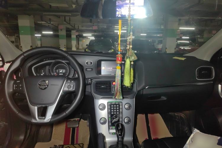 Used Volvo V40 2017 T3 Zhiya Edition Center Console