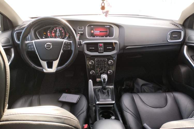 Used Volvo V40 2017 T3 Zhiyi Edition Center Console