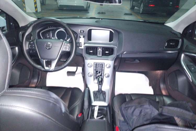 Used Volvo V40 2017 T3 Zhiya Edition Center Console