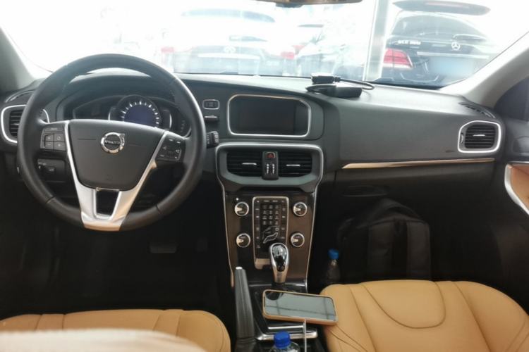 Used Volvo V40 2017 T3 Zhiyi Edition Center Console