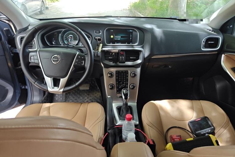 Used Volvo V40 2017 T3 Zhiya Edition Center Console