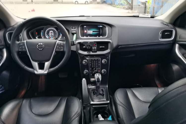 Used Volvo V40 2017 T3 Zhiyi Edition Center Console
