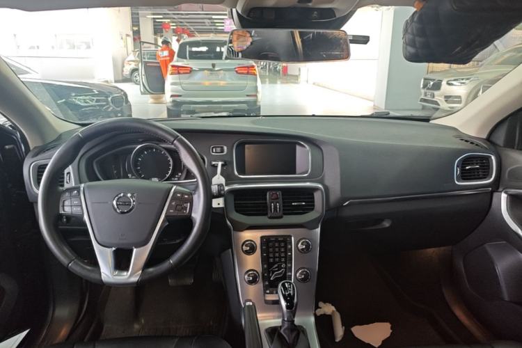 Used Volvo V40 2017 T3 Zhiya Edition Center Console