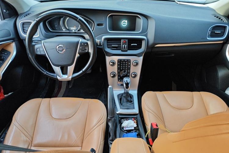 Used Volvo V40 2017 T4 Smart Luxury Edition Center Console